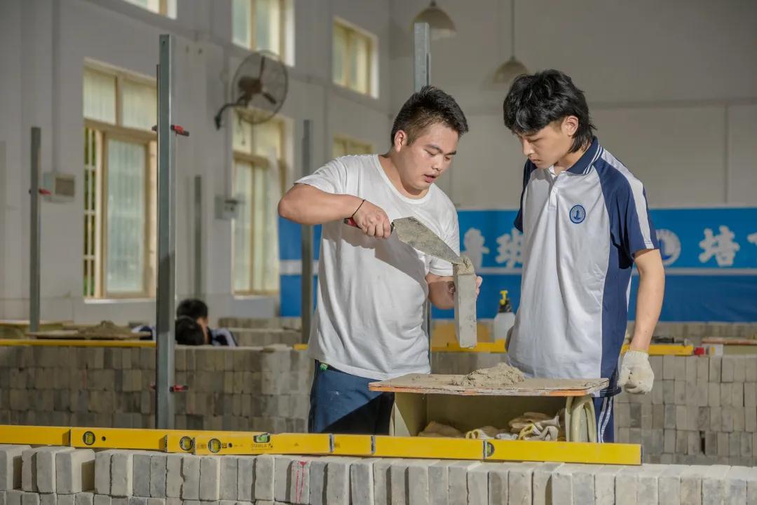 世赛冠军亲带队 职赛青苗将展技--学校“青苗学子”成长侧记之备赛 